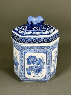 Vintage Chinese Blue & White Hexagonal Porcelain Tea Caddy Jar Lid Peach Finial
